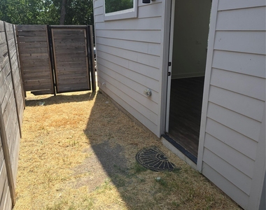 7601 Carver Ave - Photo Thumbnail 2