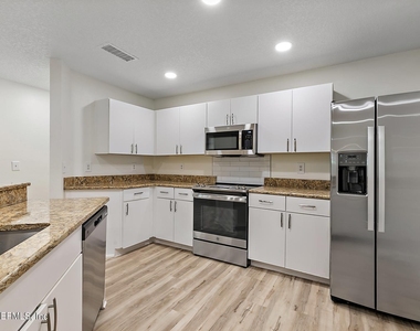 900 Ironwood Drive - Photo Thumbnail 4