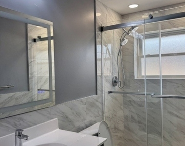 8523 W Winnemac Avenue - Photo Thumbnail 3