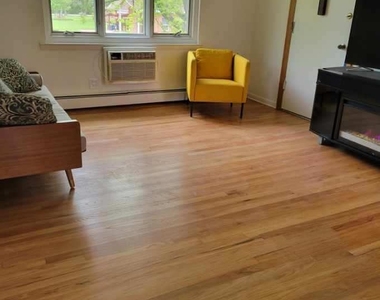 1725 Howard Avenue W - Photo Thumbnail 2