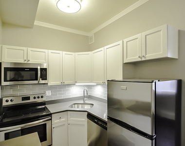 817 W Lakeside Place - Photo Thumbnail 3