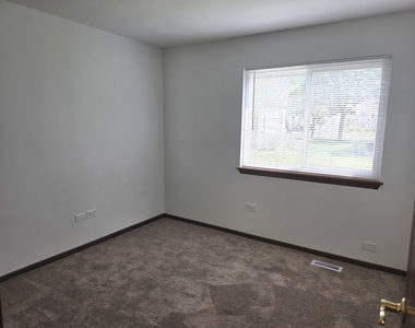 951 Glouchester Circle - Photo Thumbnail 11