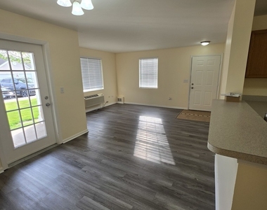 101 Silverstone Drive - Photo Thumbnail 2