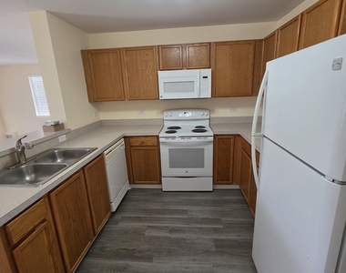 101 Silverstone Drive - Photo Thumbnail 7