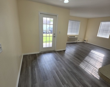 101 Silverstone Drive - Photo Thumbnail 4
