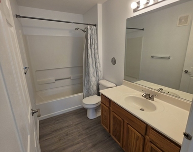 101 Silverstone Drive - Photo Thumbnail 13