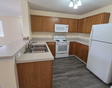 101 Silverstone Drive - Photo Thumbnail 6