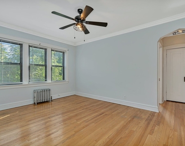 317 W Calendar Avenue - Photo Thumbnail 8