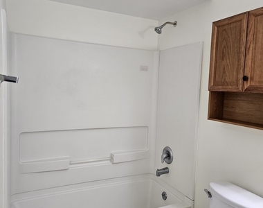 833 Village Quarter Road - Photo Thumbnail 18