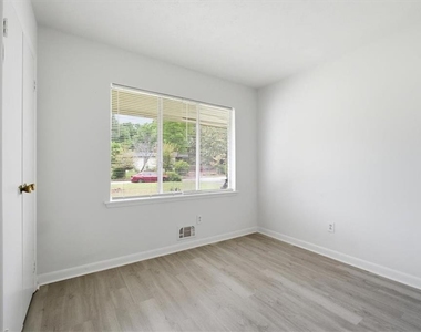 1947 Grange Drive Se - Photo Thumbnail 8
