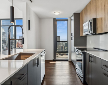 350 N Canal Street - Photo Thumbnail 4