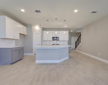 1709 Summerlyn - Photo Thumbnail 14