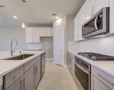 1709 Summerlyn - Photo Thumbnail 11