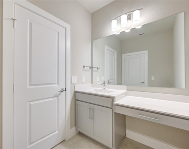 1709 Summerlyn - Photo Thumbnail 32