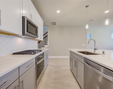 1709 Summerlyn - Photo Thumbnail 8