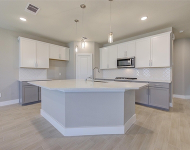 1709 Summerlyn - Photo Thumbnail 13