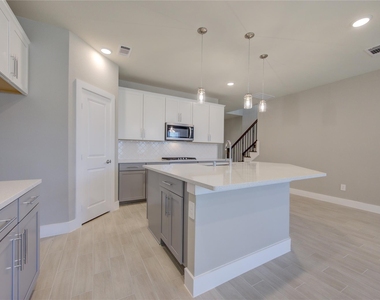 1709 Summerlyn - Photo Thumbnail 17