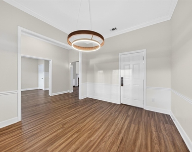 2015 Rosalyn Court - Photo Thumbnail 5