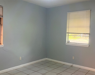 3007 Akard Street - Photo Thumbnail 2