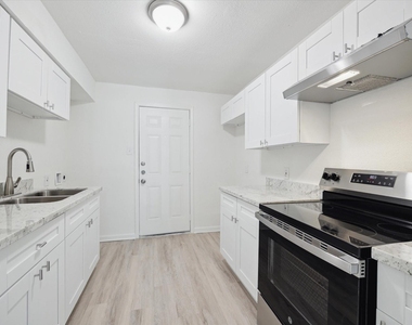 5111 Clover Street - Photo Thumbnail 4