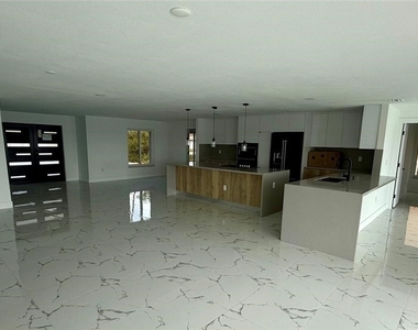 111 E North Shore Avenue - Photo Thumbnail 8