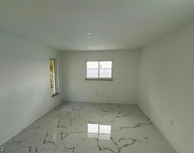111 E North Shore Avenue - Photo Thumbnail 22