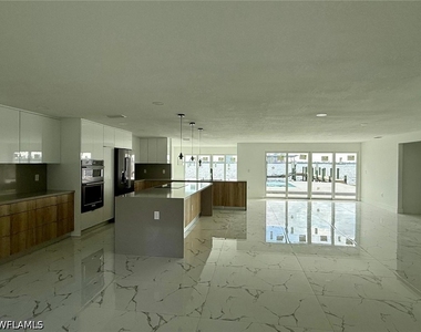 111 E North Shore Avenue - Photo Thumbnail 6