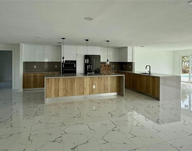 111 E North Shore Avenue - Photo Thumbnail 3