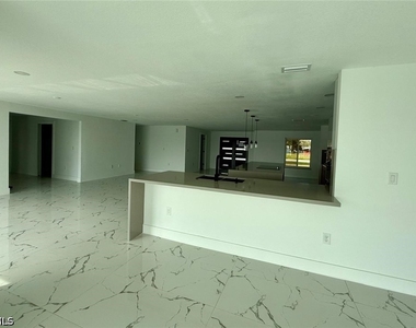 111 E North Shore Avenue - Photo Thumbnail 5