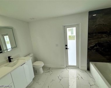 111 E North Shore Avenue - Photo Thumbnail 24