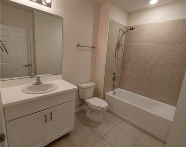 326 Sw 24th Place - Photo Thumbnail 10