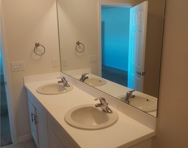 326 Sw 24th Place - Photo Thumbnail 13