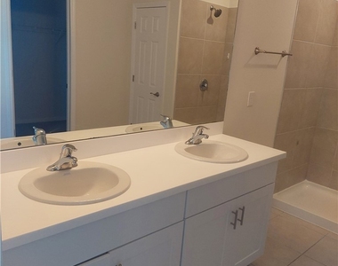 326 Sw 24th Place - Photo Thumbnail 8