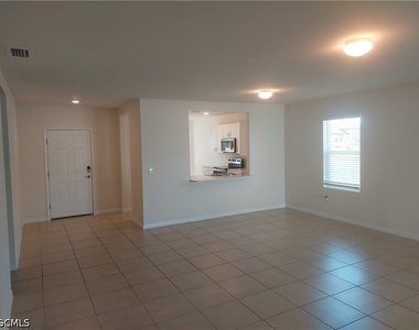326 Sw 24th Place - Photo Thumbnail 2