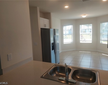 326 Sw 24th Place - Photo Thumbnail 5