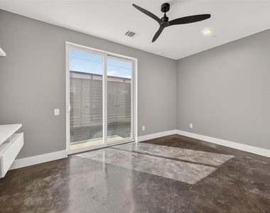 5919 E Post Oak Lane - Photo Thumbnail 3