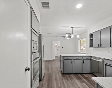 8307 Braesview Lane - Photo Thumbnail 4