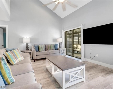 823 Meadowland Drive - Photo Thumbnail 4