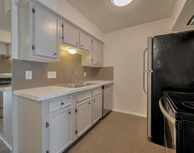 606 Marshall Street - Photo Thumbnail 3
