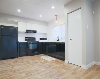 2707 S S Millbend Drive - Photo Thumbnail 6