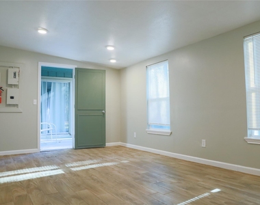 2707 S S Millbend Drive - Photo Thumbnail 8