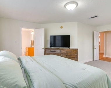 605 6 Street - Photo Thumbnail 5