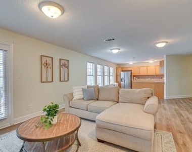 605 6 Street - Photo Thumbnail 1