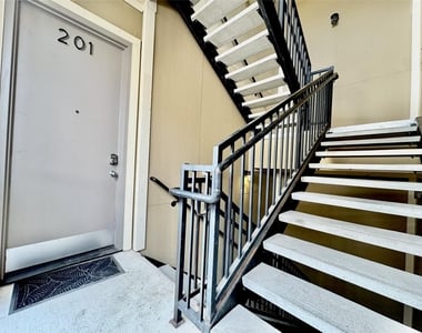 314 W Bell Street - Photo Thumbnail 8