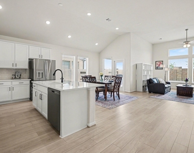 2214 Lierna Drive - Photo Thumbnail 4
