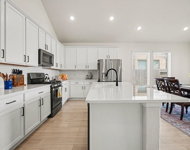 2214 Lierna Drive - Photo Thumbnail 7