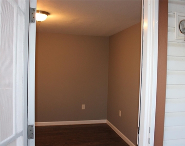 717 7th Street - Photo Thumbnail 3