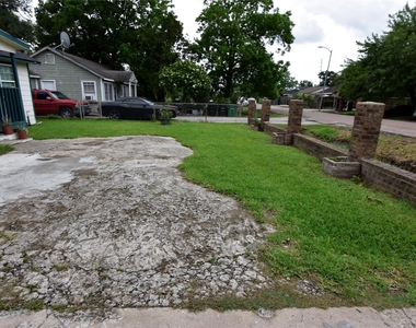 6229 Clover Ridge Street - Photo Thumbnail 3