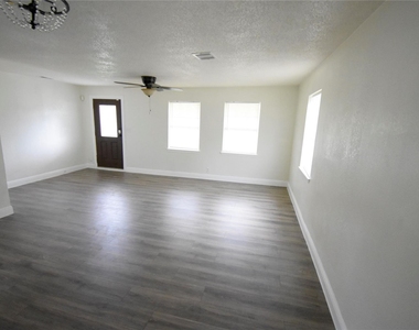 6229 Clover Ridge Street - Photo Thumbnail 11