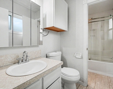 1105 E Brown Lane - Photo Thumbnail 5